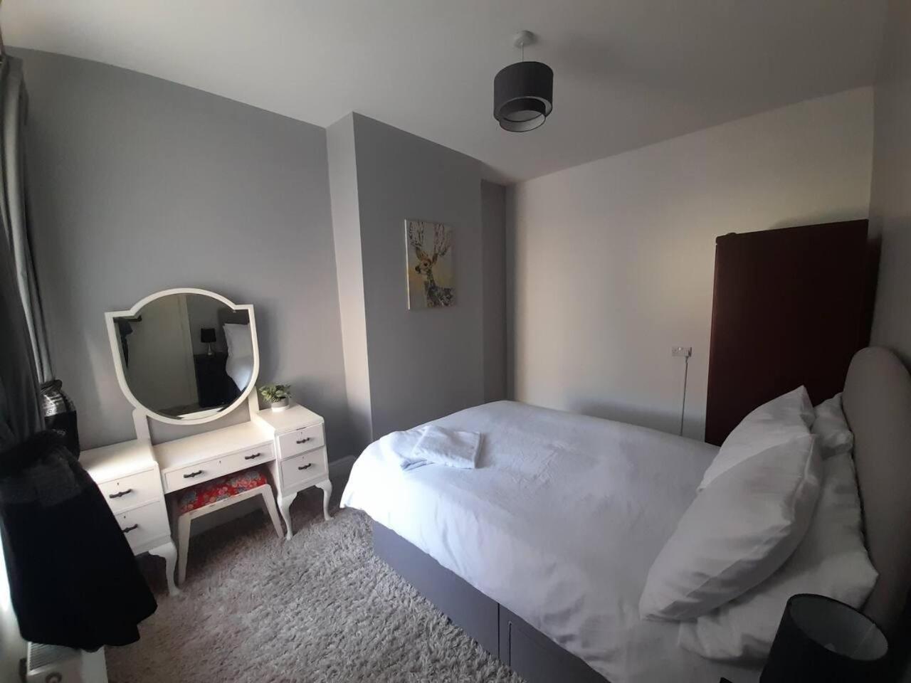 Stylish 4 Bed House - 15 Min To Centre Holiday home Manchester